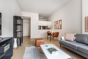 Een televisie en een stereo