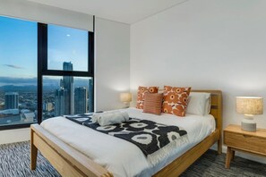 3 عدّة غرف نوم ومكتب ومكواة/لوح كي وسرير سفر