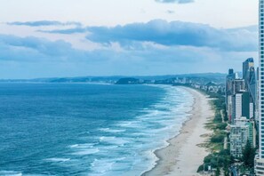 Beach nearby - Sky Home in Surfers Paradise with Panoramic Views (Surfers Paradise)