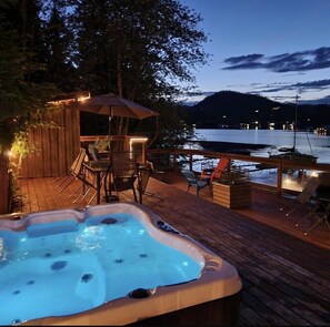 Outdoor spa tub - Sunshine Coast Resort Hotel & Marina (Madeira Park)