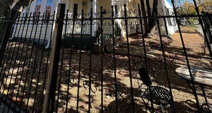 Eclectic 1899 Victorian ~ Walk to Food & Drinks