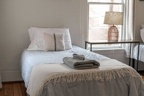 2 bedrooms, desk, iron/ironing board, WiFi