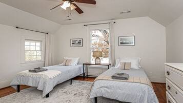 2 bedrooms, desk, iron/ironing board, WiFi