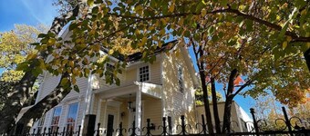 Eclectic 1899 Victorian ~ Walk to Food & Drinks