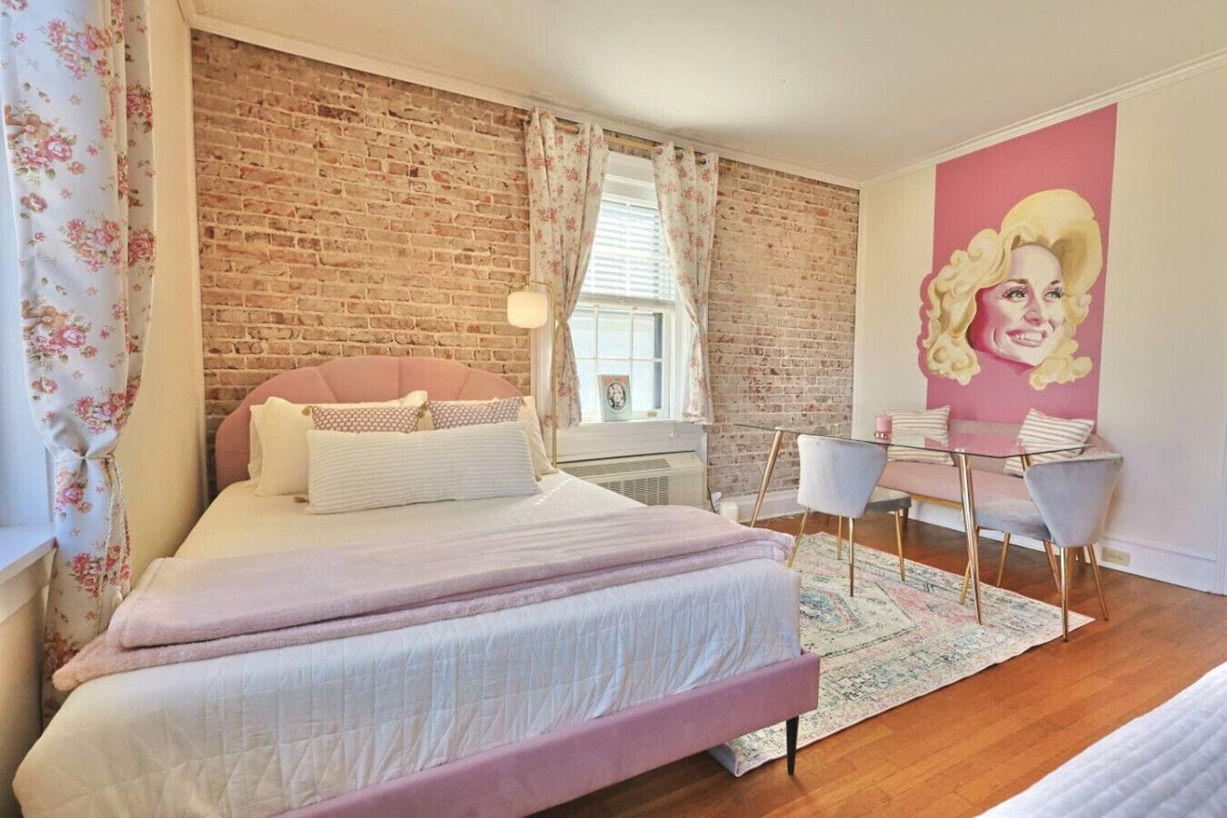 Escritorio, tabla de planchar con plancha, wifi y ropa de cama 