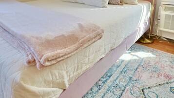 Desk, iron/ironing board, WiFi, bed sheets