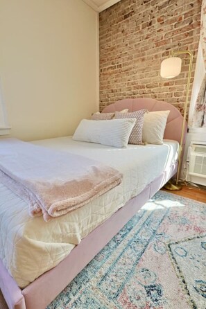 مكتب ومكواة/لوح كي وواي فاي وملاءات أسرّة