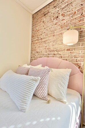 Desk, iron/ironing board, WiFi, bed sheets