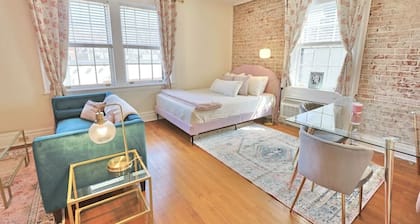 Dolly's Studio - Walk to DT + Local Eateries