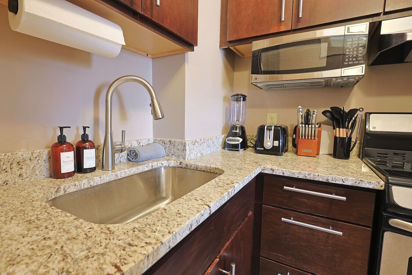 Jääkaappi, mikroaaltouuni, uuni, liesi