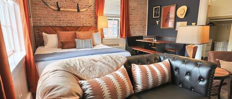 Desk, iron/ironing board, WiFi, bed sheets