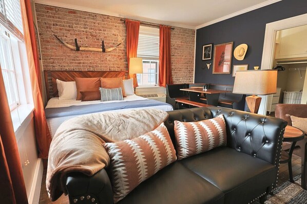 1 slaapkamer, een bureau, een strijkplank/strijkijzer, wifi