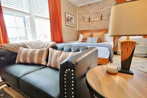 Desk, iron/ironing board, WiFi, bed sheets