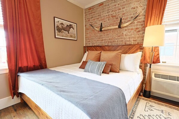 Een bureau, een strijkplank/strijkijzer, wifi, beddengoed