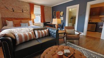 Skrivebord, strykejern/-brett, wi-fi og sengetøy