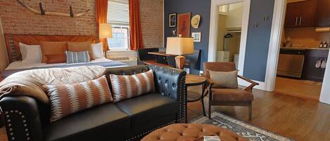 Desk, iron/ironing board, WiFi, bed sheets