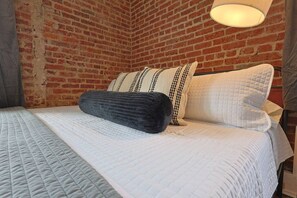 Desk, iron/ironing board, WiFi, bed sheets