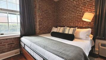 Escritorio, tabla de planchar con plancha, wifi y ropa de cama