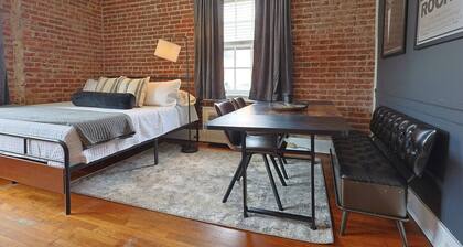 1st Floor Industrial Studio - Walk to DT