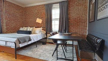 Desk, iron/ironing board, WiFi, bed sheets