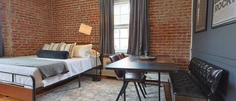 Desk, iron/ironing board, WiFi, bed sheets