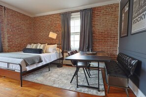 Desk, iron/ironing board, WiFi, bed sheets - 1st Floor Industrial Studio - Walk to DT (Knoxville)