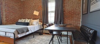 1st Floor Industrial Studio - Walk to DT