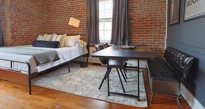 1st Floor Industrial Studio - Walk to DT