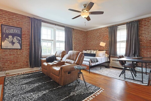 TV - 1st Floor Industrial Studio - Walk to DT (Knoxville)