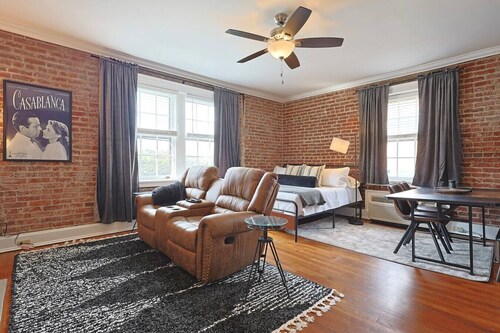 1st Floor Industrial Studio - Walk to DT