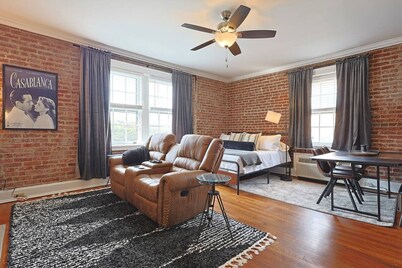 1st Floor Industrial Studio - Walk to DT