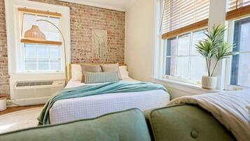 Desk, iron/ironing board, WiFi, bed sheets