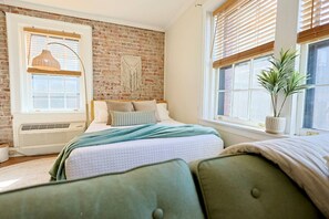 Desk, iron/ironing board, WiFi, bed sheets