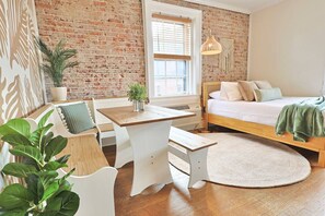 Skrivebord, strygejern/strygebræt, Wi-Fi, sengetøj