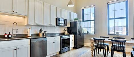 Réfrigérateur, four, plaque de cuisson, lave-vaisselle