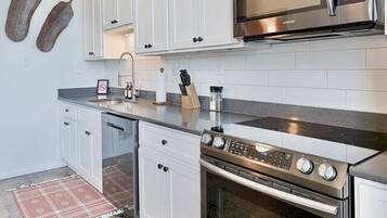 Fridge, oven, stovetop, dishwasher