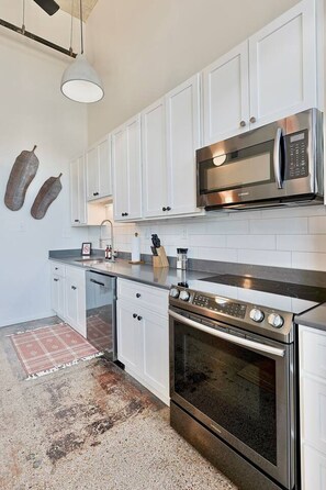 ثلاجة، فرن، موقد طهي مسطح، غسالة أطباق