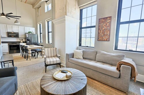 Urban Retreat w/ Downtown Views