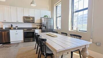Fridge, oven, stovetop, dishwasher