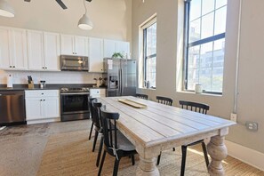 Fridge, oven, stovetop, dishwasher