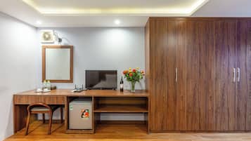 Escritorio y espacio para trabajar con laptop