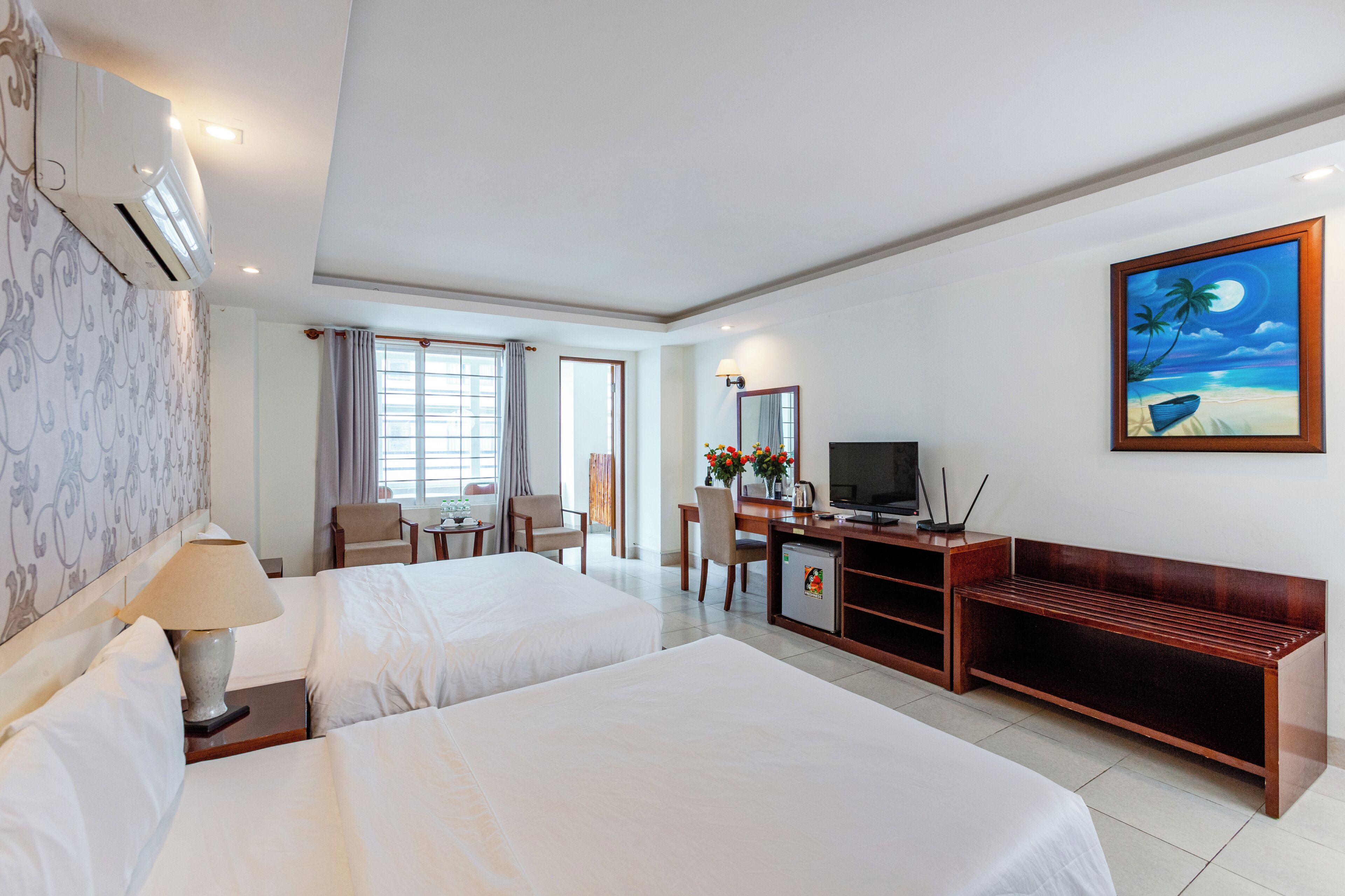 Habitación cuádruple Deluxe, vistas a la ciudad | Escritorio y espacio para trabajar con un portátil