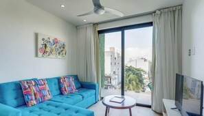 Smart TV - Downtown Beach Retreat | Pool | Walk to 5th Ave (Playa del Carmen)