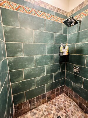 Douche, sèche-cheveux, serviettes fournies, savon