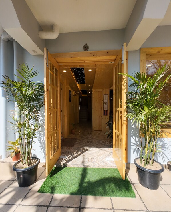 Property entrance - Ghar Bar Boutique Stay & Cafe (Dharamshala)