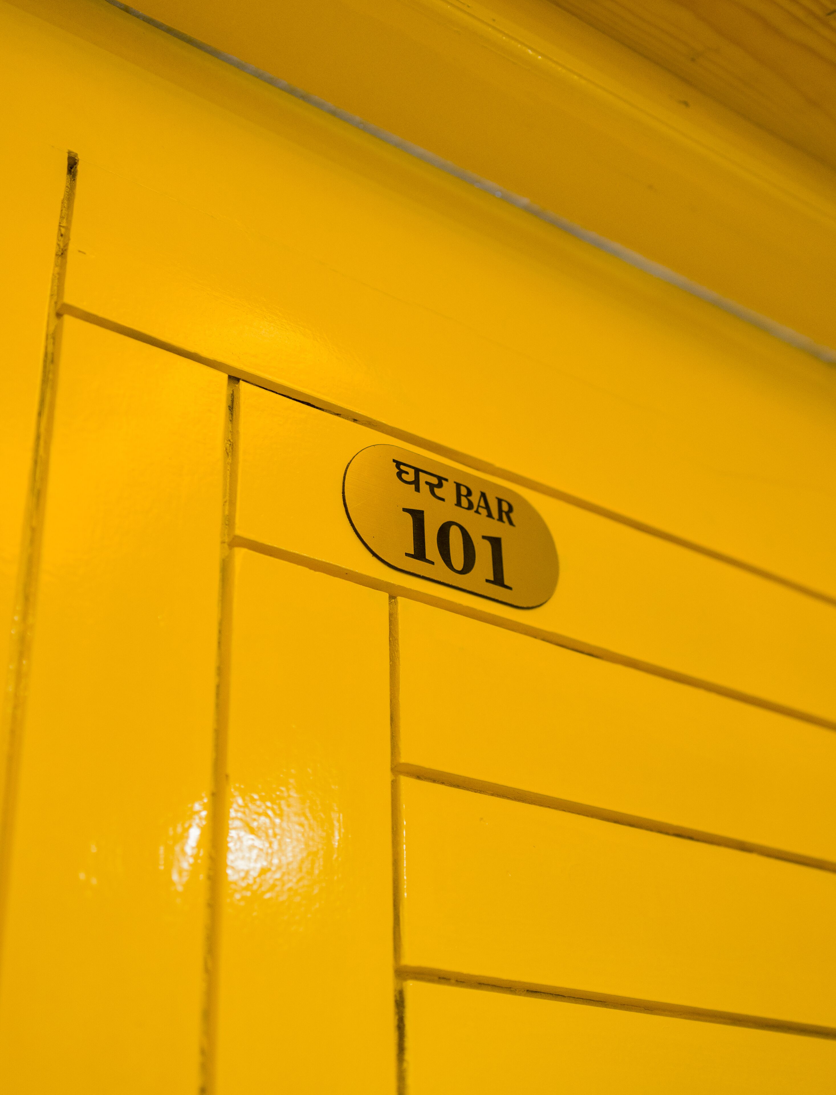 Paredes amarelas com uma placa que diz "CHAR BAR 101".