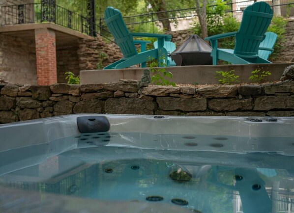 Outdoor spa tub - Downtown+HotTub+Wifi+FreeParking Entire Building @151 Spring (Eureka Springs)