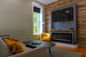TV, fireplace - Downtown+HotTub+Wifi+FreeParking Entire Building @151 Spring (Eureka Springs)
