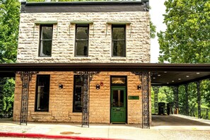Exterior - Downtown+HotTub+Wifi+FreeParking Entire Building @151 Spring (Eureka Springs)