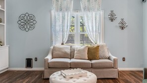 Smart TV - Southern Charm Retreat – Relax & Unwind! (Foley)